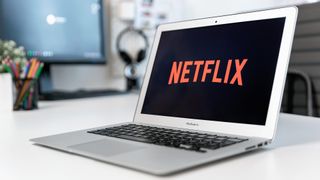 홈 오피스 환경에서 MacBook Air의 Netflix 로고