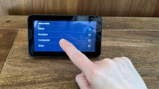 Amazon Echo Show 5에서 Wake Word 메뉴에 액세스