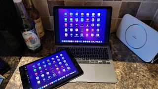 iPad가 옆에 있고 주방 카운터 위의 Macbook Air