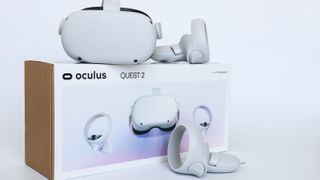 Oculus Quest 2 헤드셋은 상자 상단과 컨트롤러 옆에 놓였습니다.