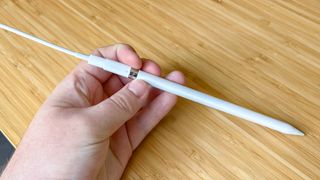 Lightning 케이블과 어댑터를 통해 충전되는 1세대 Apple Pencil