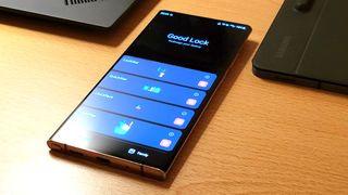 삼성의 Good Lock 앱을 실행 중인 테이블 위의 Samsung Note 20 Ultra 샷