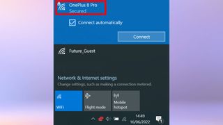 Windows 노트북의 Wi-Fi 메뉴 스크린샷.  목록 맨 위에 있는 네트워크 이름이 강조 표시됩니다.