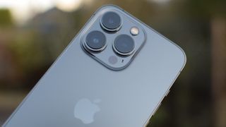 iPhone 13 Pro 사진 - iPhone에서 비디오에 음악을 추가하는 방법에 대한 기사를 나타냅니다.