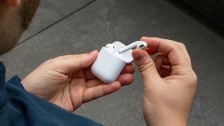 충전 케이스에서 꺼내는 AirPods