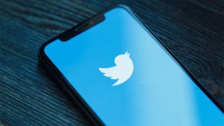 Twitter에서 나를 팔로우 해제한 사람을 확인하는 방법을 나타내는 iPhone의 Twitter 이미지