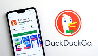 스마트폰의 DuckDuckGo 앱 페이지 및 DuckDuckGo 웹 페이지.