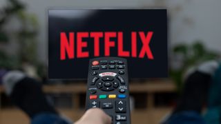 리모콘이 가리키는 TV 화면의 Netflix 로고