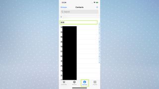 연락처 버튼이 강조 표시된 전화 앱을 보여주는 iPhone 화면의 스크린샷