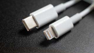 검정색 배경의 휴대폰용 USB-C 및 Lightning 충전 케이블