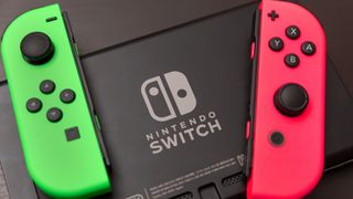 Switch 뒷면 상단에 있는 녹색 및 분홍색 Joy-Con