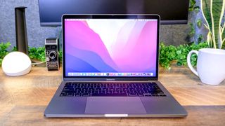 책상 위에 놓인 MacBook Pro 13인치(M2, 2022) —MacBook Pro 13인치(M2, 2022) 리뷰