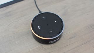 Echo Dot 재설정 방법: 회전하는 주황색 표시등은 공장 초기화가 완료되었음을 확인합니다.