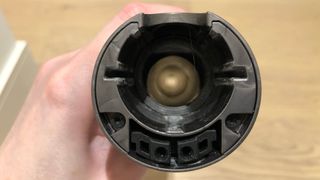 Dyson V11 진공 청소기의 호스를 통해 보는