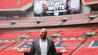 Dillian Whyte와의 경기 포스터 앞에 서 있는 Wembley Stadium의 Tyson Fury