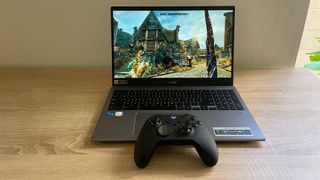 근처에서 Xbox 게임패드와 함께 실행 중인 Skyrim을 보여주는 Chromebook의 Steam