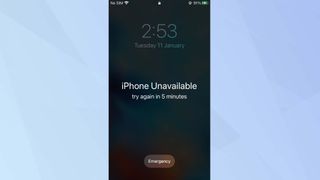 iOS 15 잠금 화면에 "iPhone을 사용할 수 없습니다. 5분 후에 다시 시도하십시오."가 표시됨