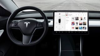 Tesla Model 3 실내의 스티어링 휠과 중앙 디스플레이