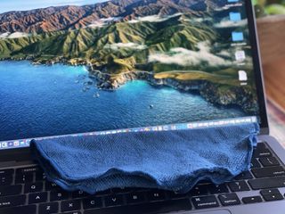 청소용 물티슈가 장착된 MacBook