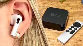 L: 귀에 꽂은 AirPods Pro 이어버드, R: Apple TV 4K 2021 및 리모컨