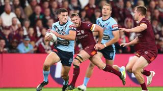 NSW Blues의 Nathan Cleary가 2021년 State of Origin 2차전에서 휴식을 취하고 있습니다.