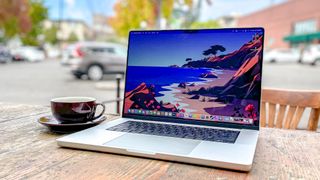 파티오 테이블에 놓인 MacBook Pro 16인치 2021