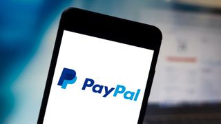 배경이 흐릿한 스마트폰의 PayPal 로고