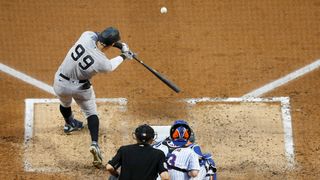 Mets vs Yankees 라이브 스트림에서 야구를 치는 Aaron 심판