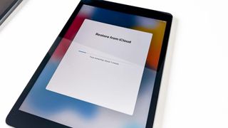 iCloud에서 복원 중인 iPad