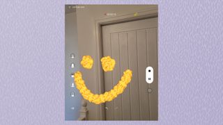 AR Doodle 드로잉을 보여주는 Samsung Galaxy Z Fold3의 스크린샷