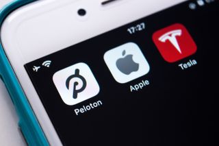 Tesla, Apple 및 Peloton 앱이 탑재된 iPhone Se