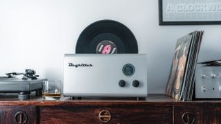 턴테이블 옆에 있는 Degritter 레코드 청소 기계와 오른쪽에 쌓인 LP 배치