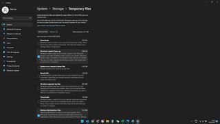 "Windows 업데이트 정리" 및 "배달 최적화 파일"이 강조 표시된 Windows 11 임시 파일 메뉴의 스크린샷