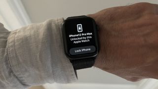 잠금 옵션으로 iPhone을 잠금 해제했음을 보여주는 Apple Watch