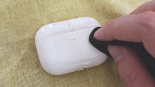 AirPods 케이스 청소 방법: 보풀 없는 천으로 닦기