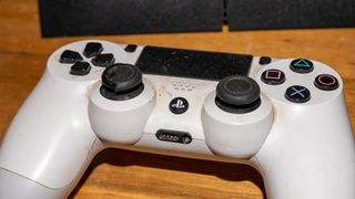 지저분한 PS4 DualShock 컨트롤러 사진