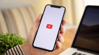 iPhone 화면의 YouTube 로고