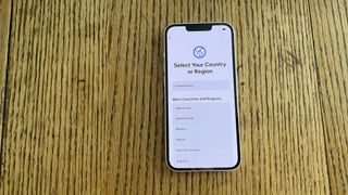 빠른 시작을 사용할 때 iPhone 13에서 국가를 선택하세요.